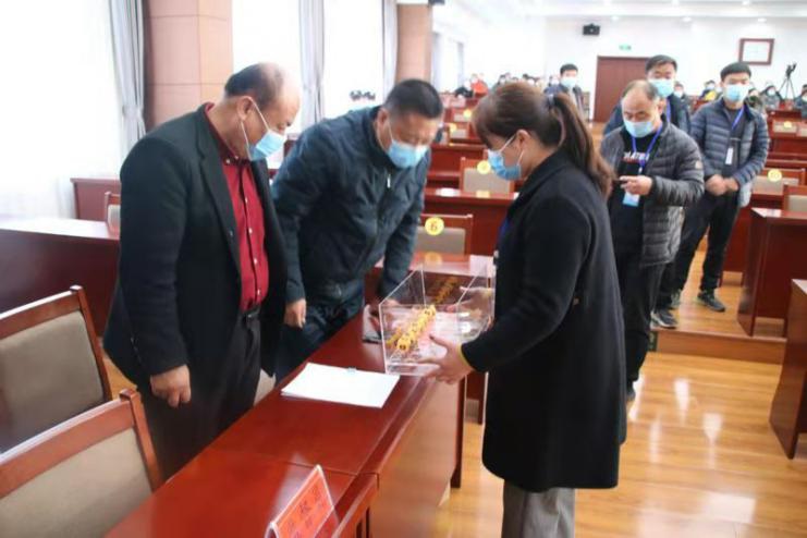河北省鸡泽县司法局公证处公证员现场核验抽号机相关设备。 通讯员韩琳琳摄