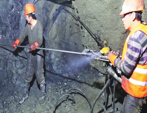 施工人员正在七星峰隧道内打钻施工.