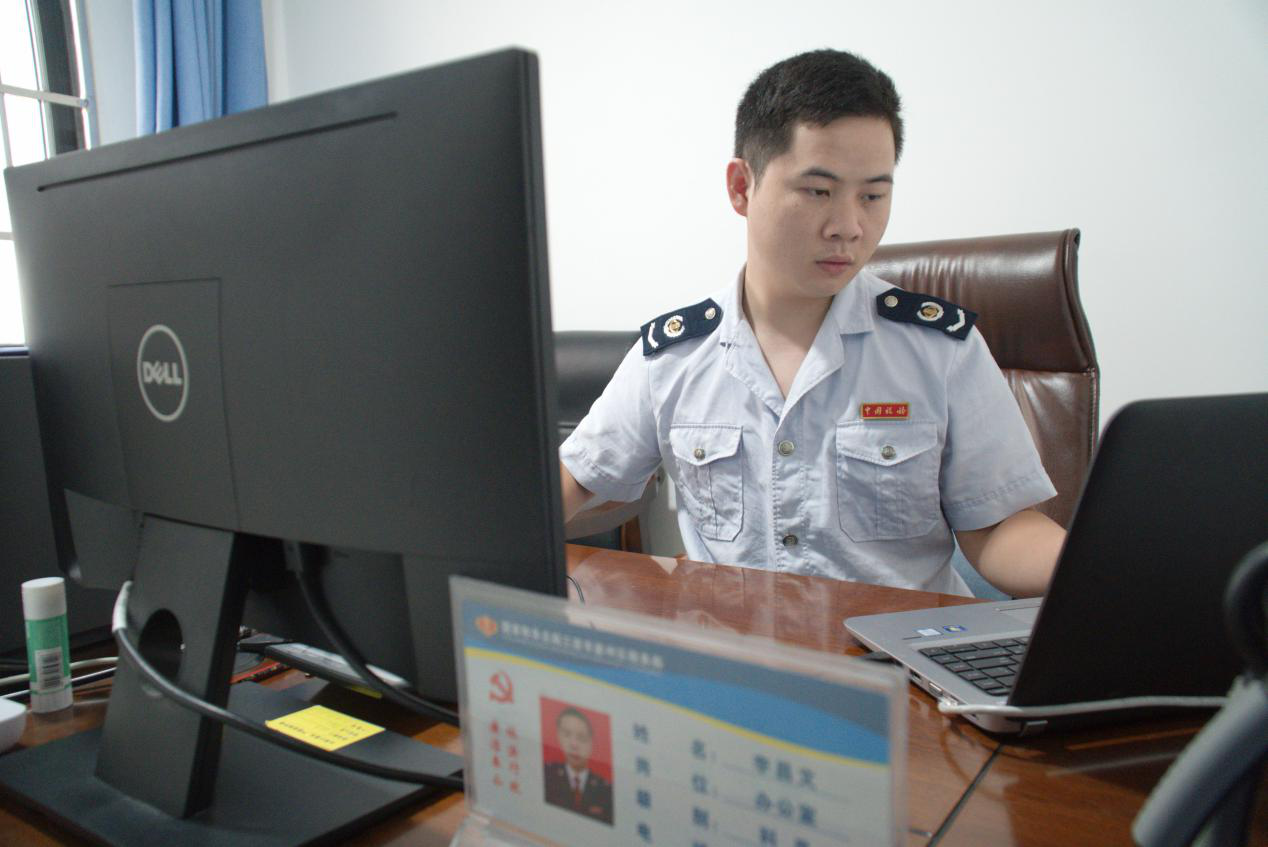 三亚崖州区税务局风采人物李昌文勤学苦练不落下任何细节