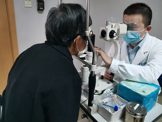 半月内眼角又胀起脓包 慢性泪囊炎“冲刺”发作吓坏六旬阿姨