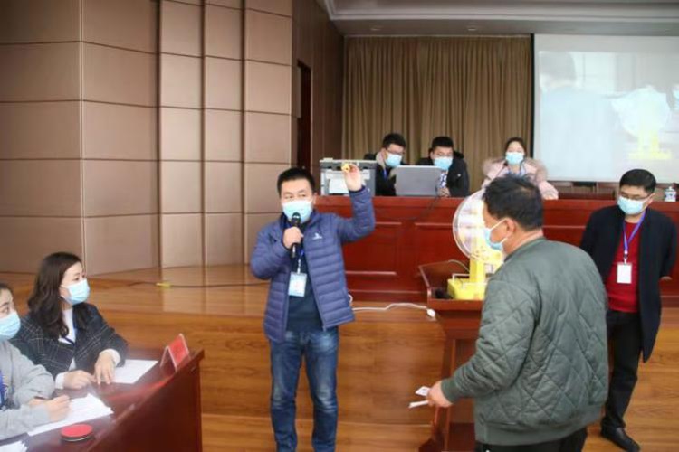 河北省鸡泽县住建局工作人员对摇号结果进行现场宣读。 通讯员韩琳琳摄