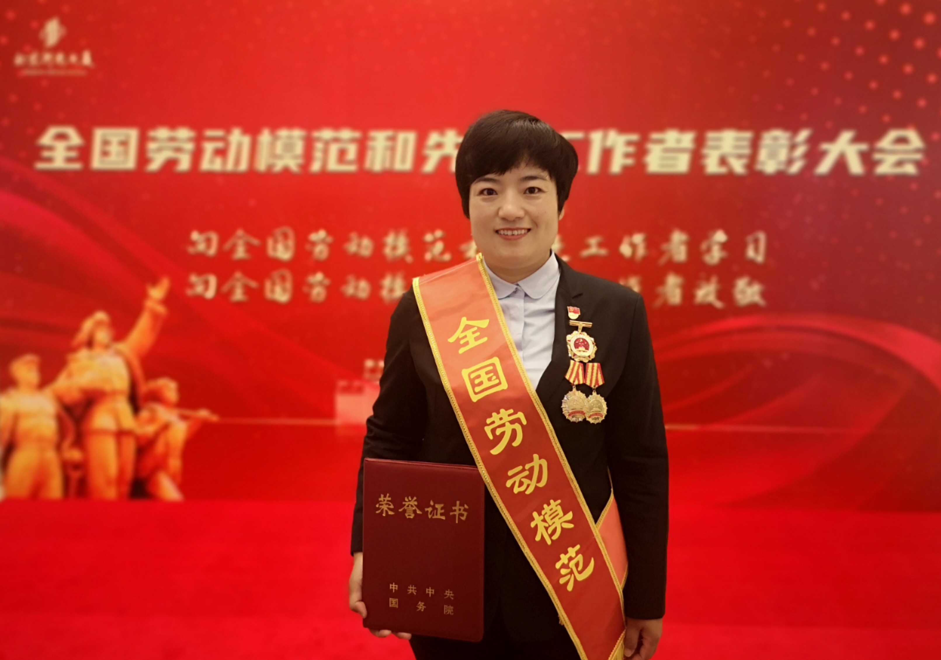 绽放在金融一线的铿锵玫瑰 --记全国劳动模范,工行河南省分行员工张晓