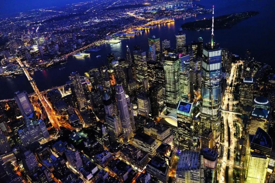 曼哈顿是纽约的市中心，纽约的主要商业、贸易、金融、保险公司均分布于曼哈顿，也是世界上最富裕的地区。