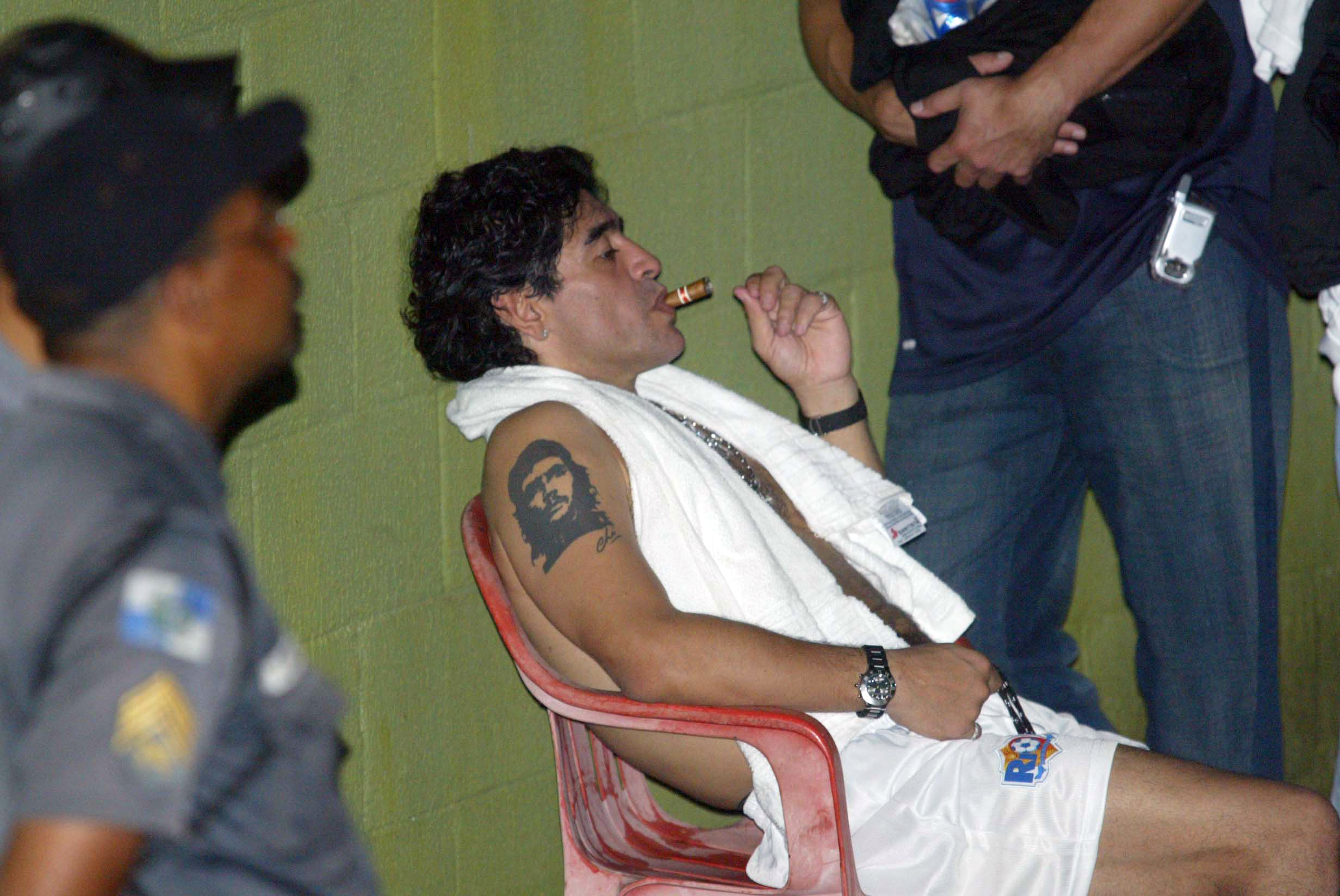 纪念球王丨马拉多纳的人生就是一句诗安能摧眉折腰事权贵