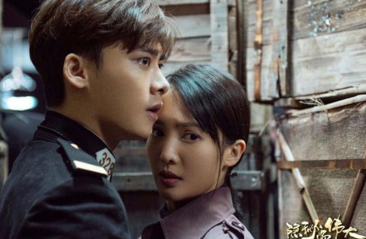 李易峰与金晨酒吧聚会玩嗨了!凌晨4点才散场,醉酒被人搀扶
