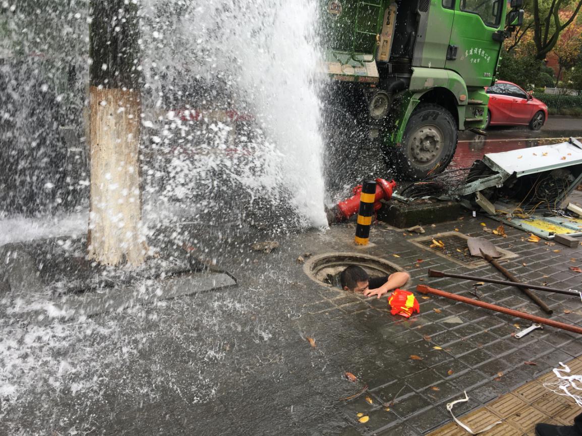 程琳潜水关阀门