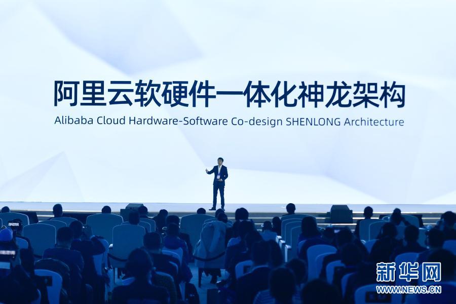 阿里云计算有限公司代表在介绍“神龙：新一代软硬件一体化虚拟化技术架构”。新华社记者 黄宗治 摄