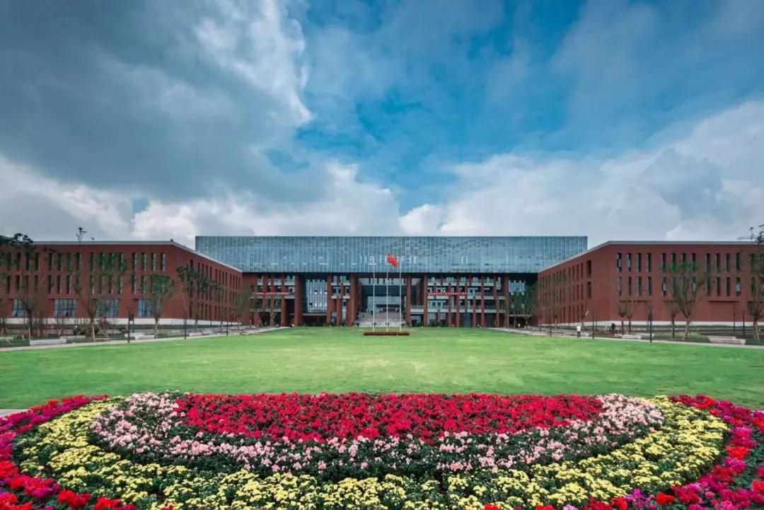 目前,园区另一所市级重点中学——江北中学思源校区正在抓紧建设,预计