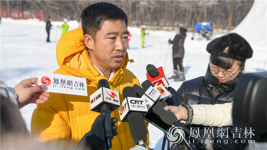 长春净月潭滑雪场市场部经理杨海宝接受媒体采访。