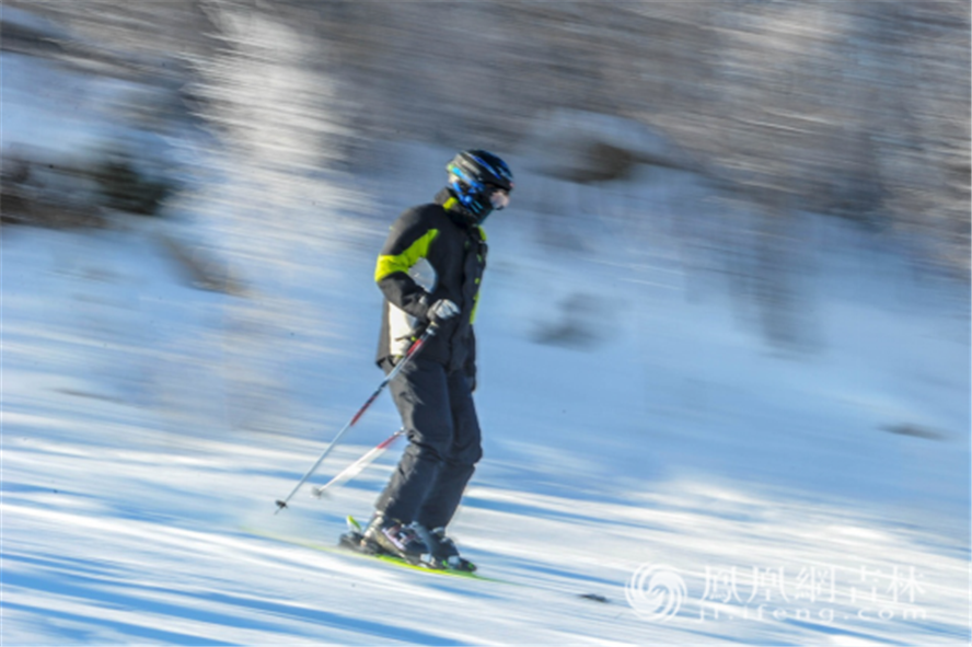 游客在吉林北大湖滑雪场滑雪。梁琪佳摄