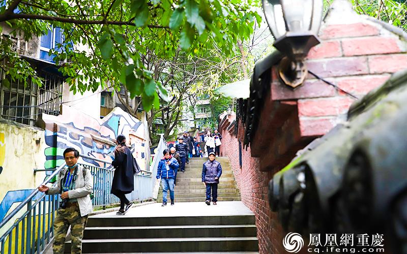 重新打造后的第八步道沿途风景优美，干净整洁的步道以红砖青瓦装饰为主。著名诗人傅天玲以一首《钢笔画》带领我们领略了第八步道的风情