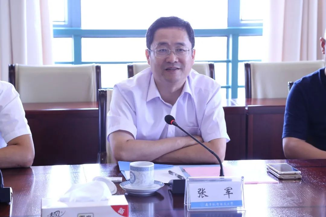 外投委欧美处副处长,欧洲处处长;四方区政府副区长,党组成员;崂山区政
