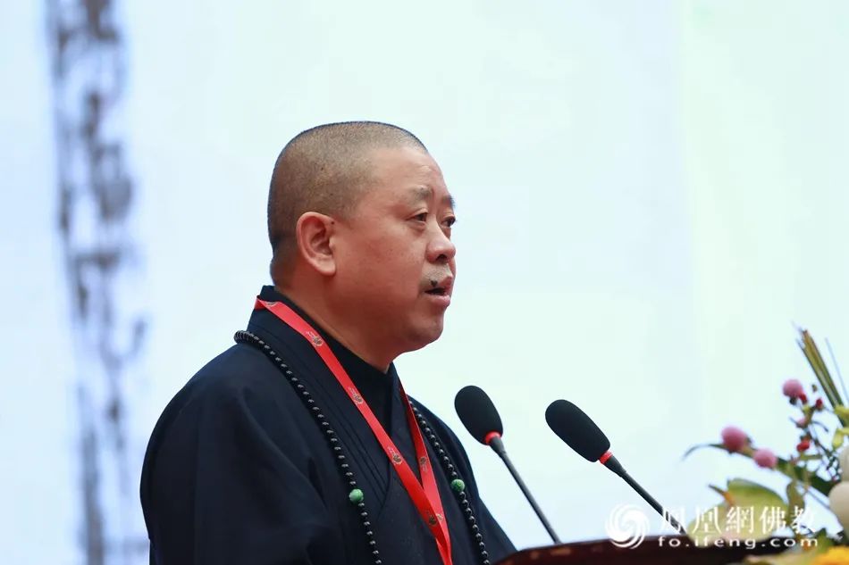 中国佛教协会副会长纯一法师宣读中国佛教协会贺信(图片来源:凤凰网