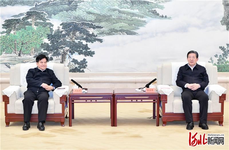 11月21日至22日,民政部党组书记、部长李纪恒率队到河北省调研。21日下午,省委书记、省人大常委会主任王东峰在石家庄与李纪恒一行举行工作座谈。省委副书记、省长许勤参加座谈。河北日报记者赵威摄