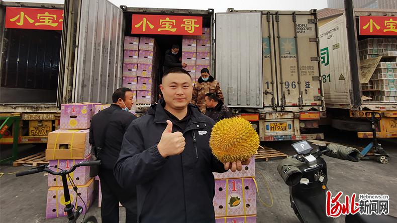 90后商户刘宝峰直播吃榴莲“吃”出了十几万粉丝。 河北日报记者潘文静摄