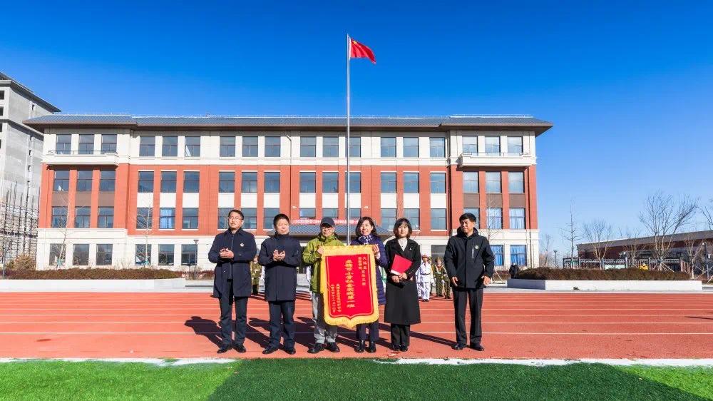 盘锦市黑嘴鸥保护协会举行 盘锦市小学社会实践第一班 授旗仪式 凤凰网