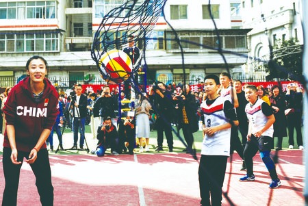 畅家巷小学的特色排球项目曾邀请国家队队员与同学们互动。