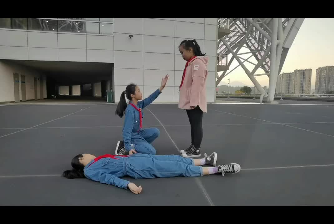 福建省福州市仓山霞镜小学五年4班小小急救员视频