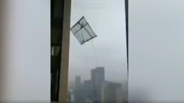 武汉一小区吊装玻璃从40楼坠落 工人朝楼下嘶吼“让开啊”