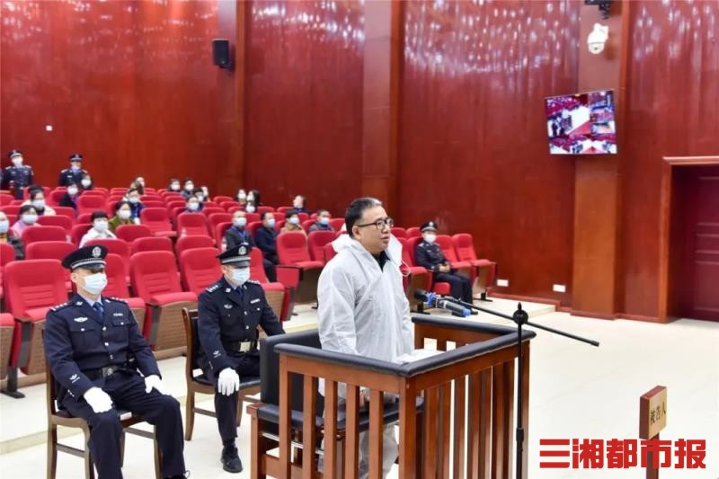 湖南芷江县委原书记曾佑光受审被控受贿1755万元