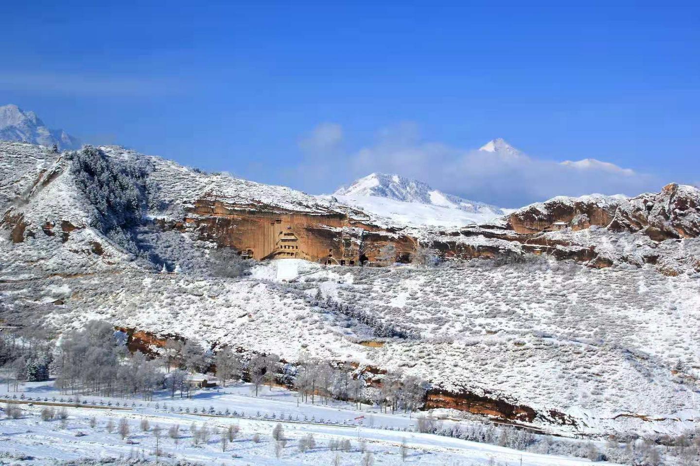 一场冬雪后，张掖肃南马蹄寺着“梦幻新装”闪亮登场