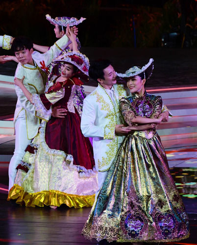 11月25日，演员在第33届中国电影金鸡奖电影音乐会暨开幕式现场表演。