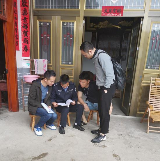 警方在调查案件.丽水警方 供图