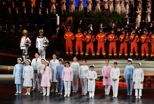 11月25日，在第33届中国电影金鸡奖电影音乐会暨开幕式现场，厦门援鄂医护人员代表和武汉医护人员代表共同表演《我们》。