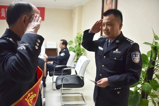 黄永清为退休民警颁发退休证及退休纪念品