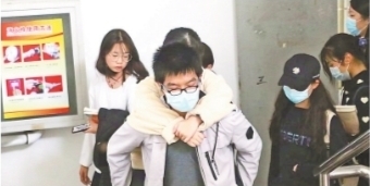 男生背董子涵上教学楼。