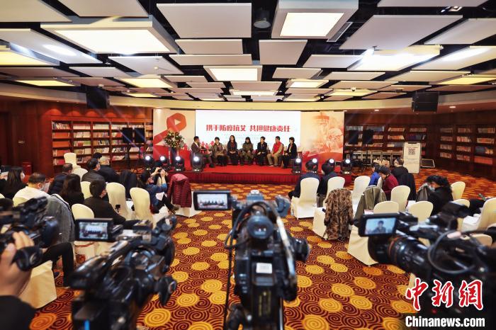 图为来自联合国艾滋病规划署、中国及北京市疾病预防控制中心、首都医科大学附属北京地坛医院、北京红丝带之家、湖北随州“光满&middot;爱心红丝带”共产党员服务队的嘉宾现场接受访谈。李雪峰 摄