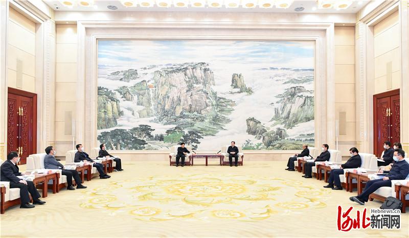 11月21日至22日,民政部党组书记、部长李纪恒率队到河北省调研。21日下午,省委书记、省人大常委会主任王东峰在石家庄与李纪恒一行举行工作座谈。省委副书记、省长许勤参加座谈。河北日报记者赵威摄