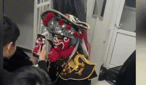 绝了！大学生宿舍表演变脸绝活，同学看呆了