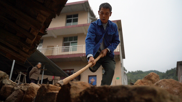 11月2日，范家发在砌家门口的路面。  赵志远 摄