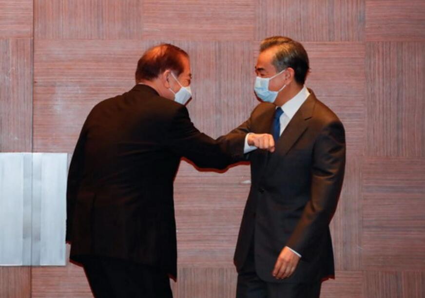 国务委员兼外长王毅在首尔会见韩国总统统一外交安全特别助理文正仁