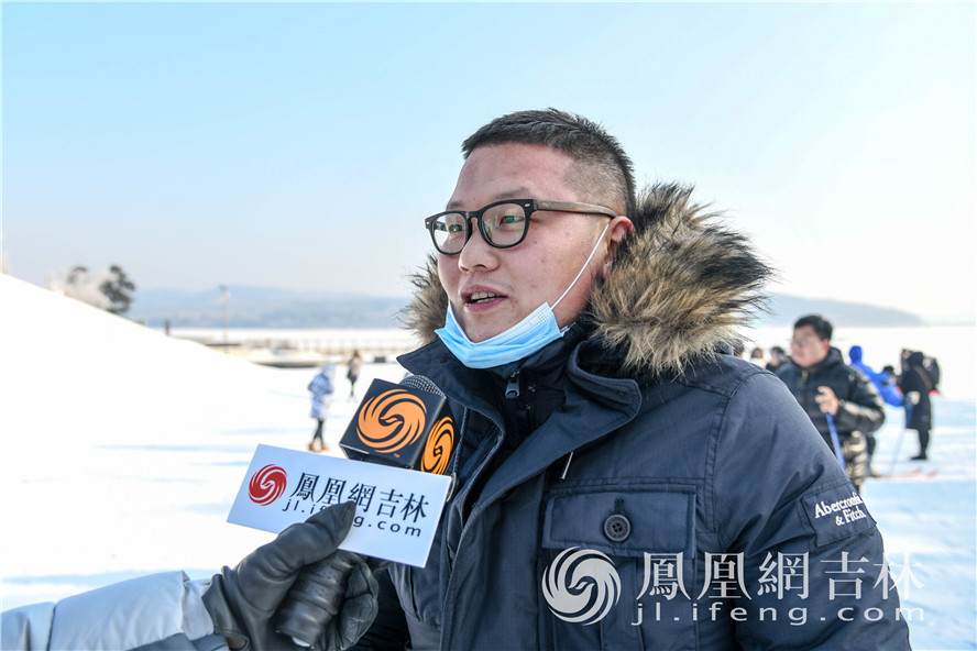 来自安徽的李先生接受媒体采访。