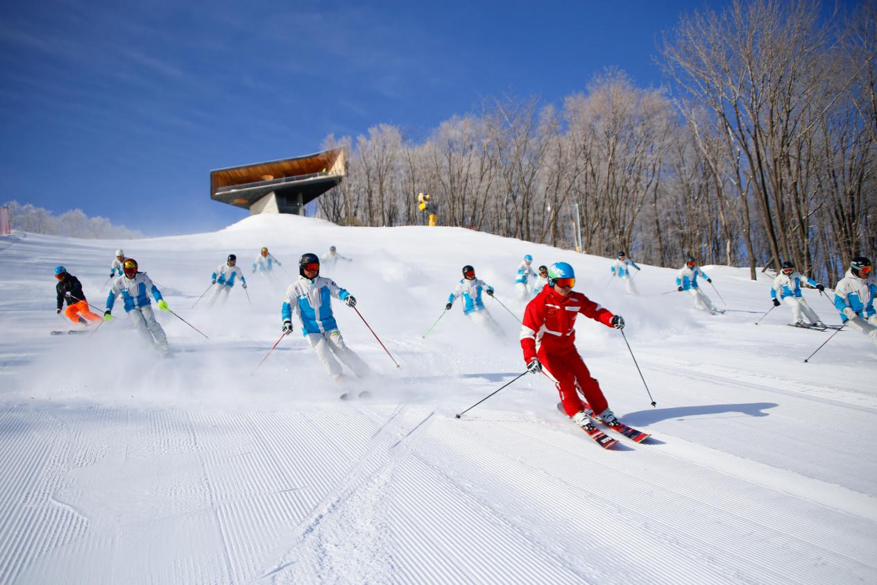 滑雪爱好者在万科松花湖滑雪场滑雪。