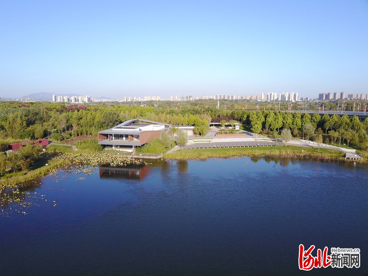 园博园位于秦皇岛开发区栖云山东麓，总面积2000亩，总投资18亿元，由北京林业大学规划设计。依据栖云山原有“三城抱一山、山望六域"的自然山体地形，园博园规划建设形成了“三谷一脉、三核双组团”的空间结构，三条山谷凸显特色，一条水脉贯穿南北，主场馆、绿色馆和栖云山山顶标志性建筑形成核心控制点，40座省内各城市主题园和专类花园分列南、北两大展区，个性鲜明、精彩纷呈。