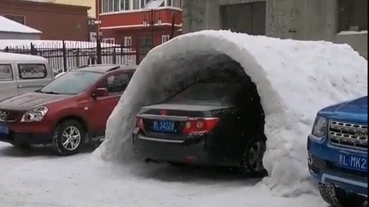 太硬核！东北大哥用雪搭车库