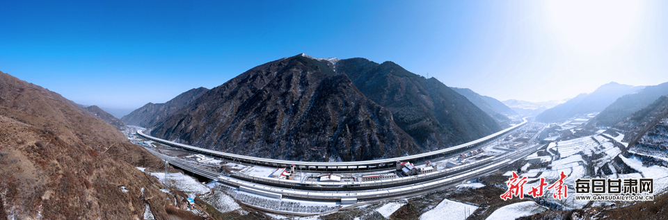 冬日里的兰渝铁路线