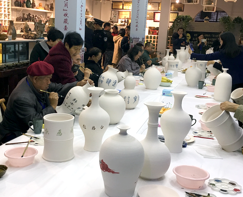 藝術大伽在銅官古街畫瓷