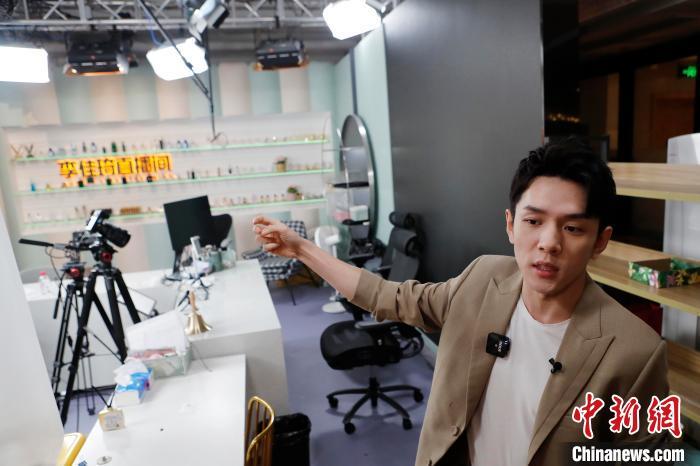 资料图:李佳琦介绍直播间设备和功能. 殷立勤 摄
