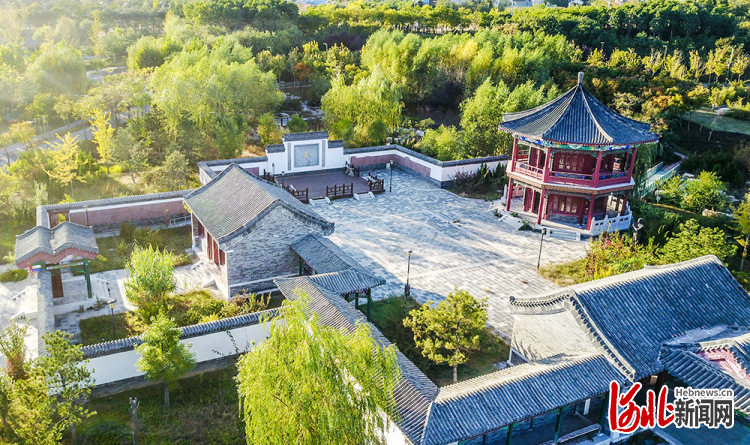 接着往里走，就进入了北部展区，以河北省具有代表性的地域景观依次排布。近代工业的摇篮唐山园，以唐山地域文化底蕴、南湖文化为特色，充分体现了唐山整体转型成就。以秋狝盛典人文情怀为主题的承德园，整个园区以行宫文化为特色，充分展现了木兰围场独特的自然风光。秦皇岛园以悠久的海港文化、伟人文化和绝美的自然海滨风光为基础，将全园分为了港城明珠、秦皇山海及全景海岸三个区域。整个北部展区形成了山地高原、疏林草地、河湖湿地三大组团，承德园、张家口园、唐山园围绕山地高原公共景观布置，石家庄园、邢台园、邯郸园、定州园围绕疏林草地公共景观布置，廊坊园、保定园、衡水园、沧州园、辛集园围绕河湖湿地公共景观布置，秦皇岛园及秦皇岛各县区展园、儿童园、金色叶园分布其中。