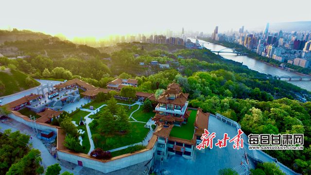 2020年夏，黄河兰州段，大河澎湃向东去，两岸青山排闼来。韦德占 摄