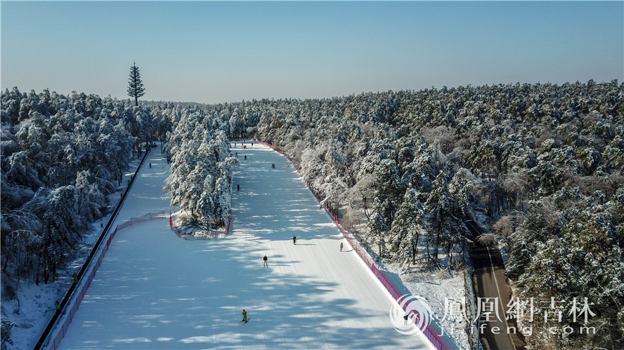 长春净月潭滑雪场开板首日。梁琪佳摄