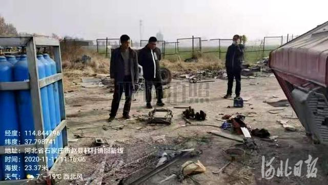 图为石家庄市环保专班联合执法组在对某企业进行检查。石家庄市公安局供图