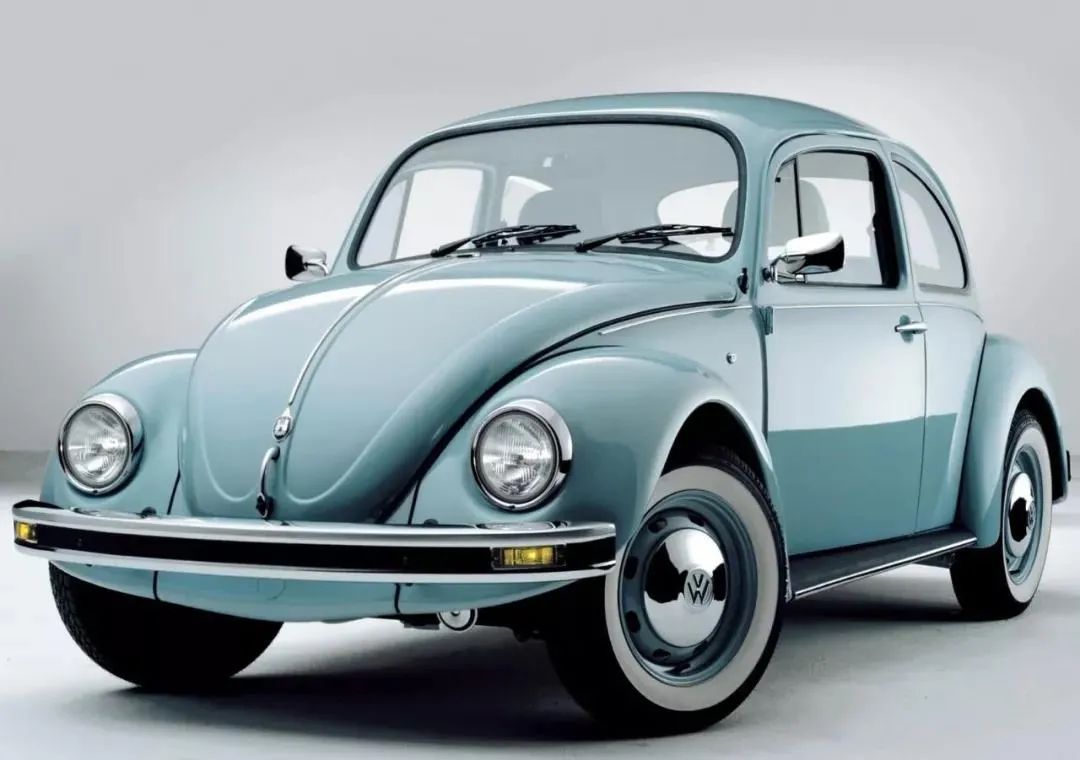▲历史上，甲壳虫汽车是最先采用流线型车身外形的汽车，它的设计体现了当时德国工业的强大，是工业设计的巅峰之作。(图片源自网络)
