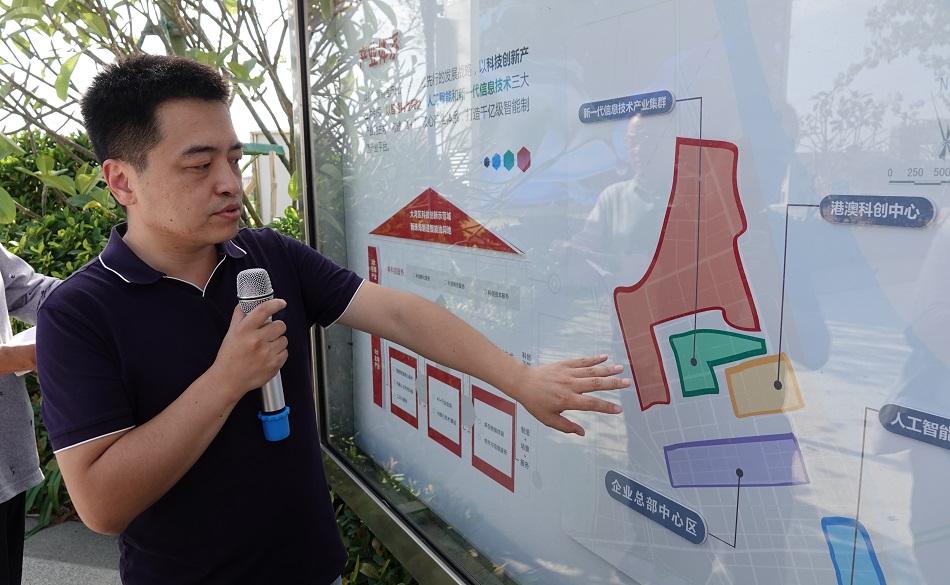 华夏幸福珠海区域产业负责人周翔介绍斗门智能制造产业园项目布局情况。