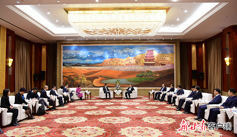 11月22日，省委副书记、省长唐仁健在兰州会见了香港特别行政区政府驻京办主任梁志仁先生一行。新甘肃·甘肃日报记者 李小龙