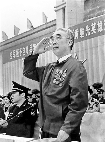 北京青年报11月25日消息,记者从原武汉市作家协会主席董宏猷处获悉:黄继光战友、军旅作家、原武汉市作协秘书长王精忠同志于11月21日凌晨3时40分逝世。